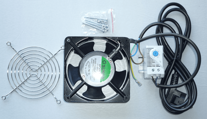 Energieeinsparung mit dem Lüfter mit Thermostat Evakuierung der Stauwärme aus dem Schrank mit dem 230V-Lüfter